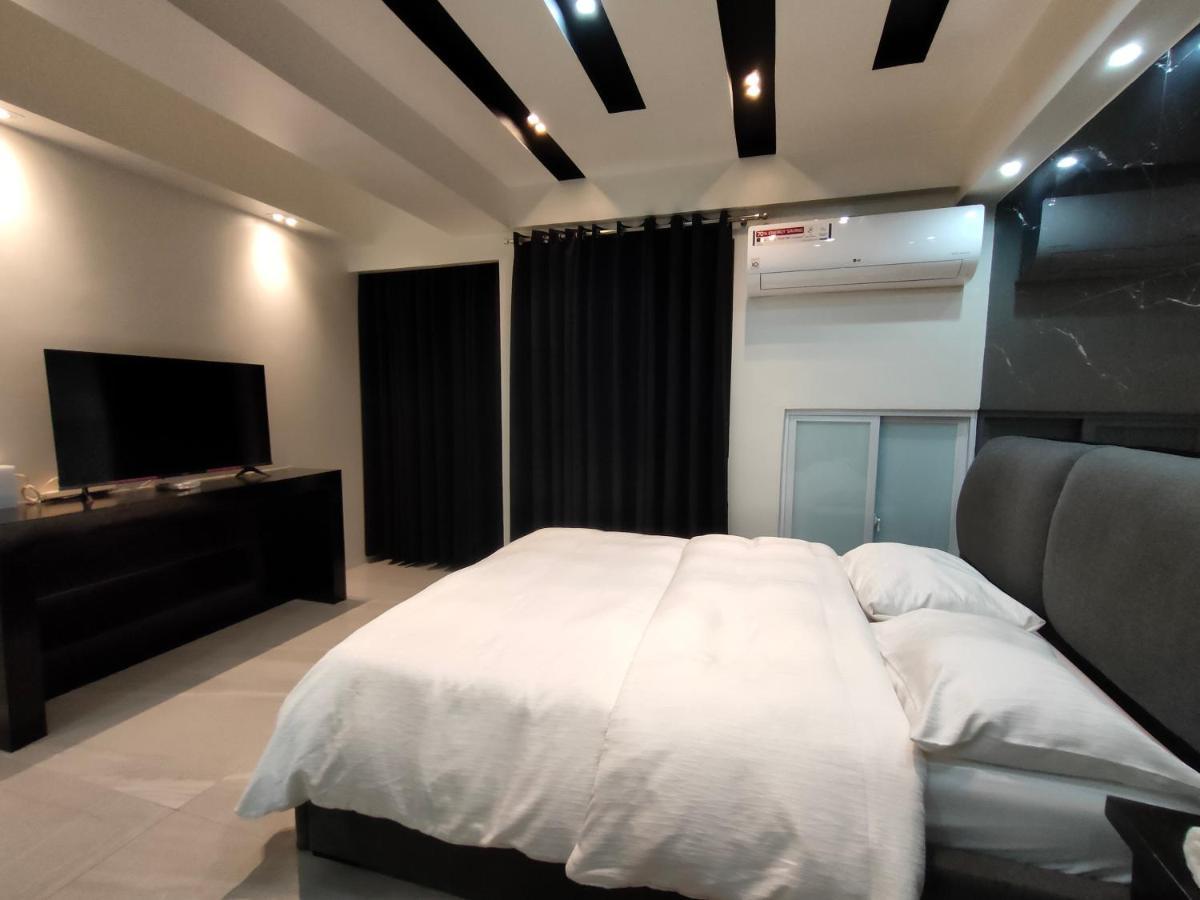 Burgundy Mckinley Place Service Apartment Манила Экстерьер фото