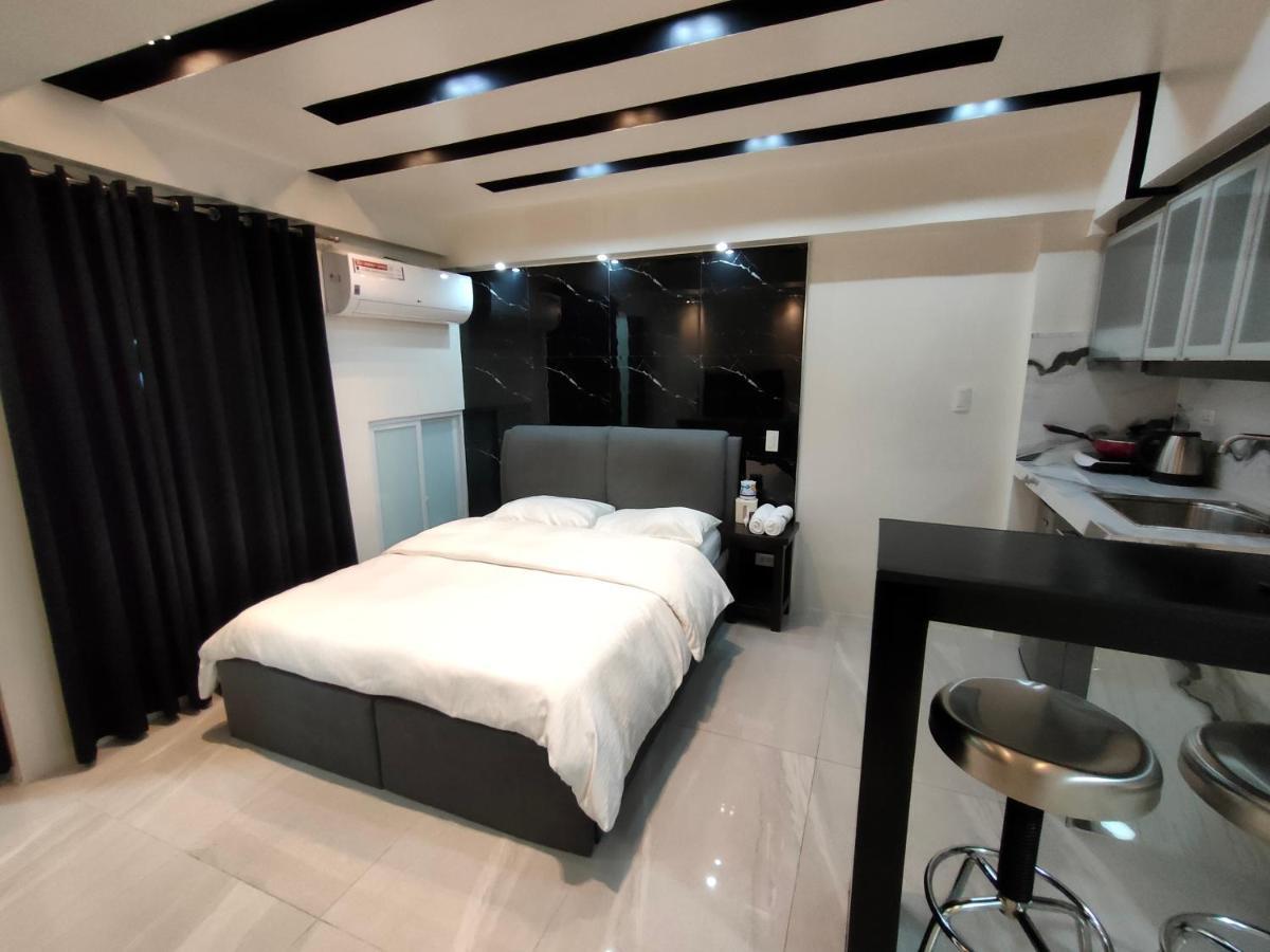 Burgundy Mckinley Place Service Apartment Манила Экстерьер фото