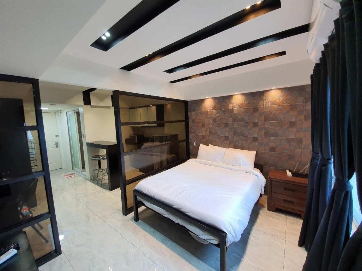 Burgundy Mckinley Place Service Apartment Манила Экстерьер фото