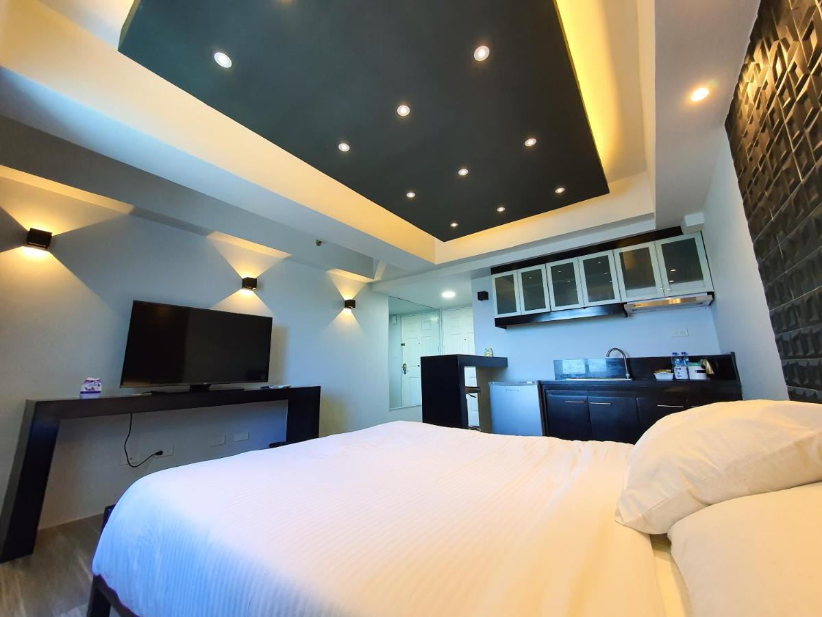 Burgundy Mckinley Place Service Apartment Манила Экстерьер фото