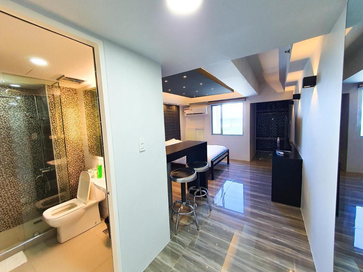 Burgundy Mckinley Place Service Apartment Манила Экстерьер фото