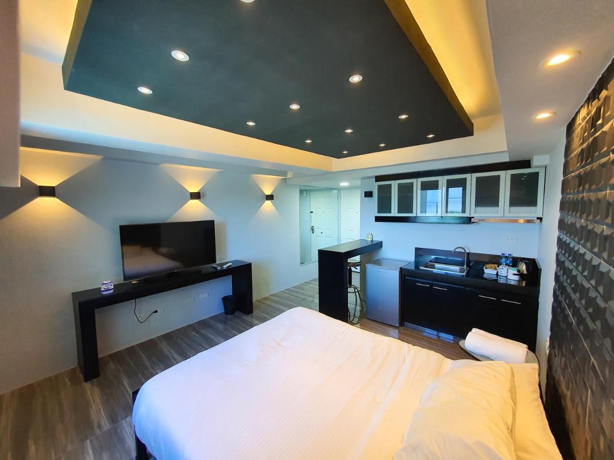 Burgundy Mckinley Place Service Apartment Манила Экстерьер фото
