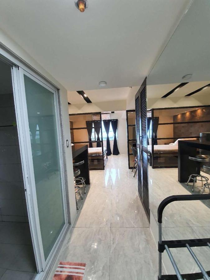 Burgundy Mckinley Place Service Apartment Манила Экстерьер фото