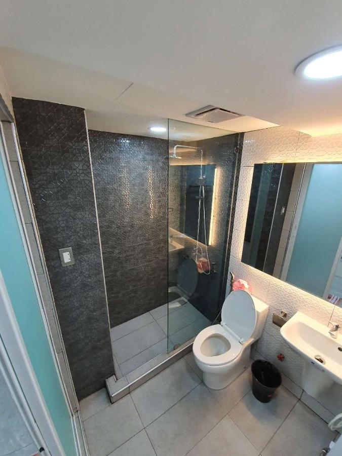 Burgundy Mckinley Place Service Apartment Манила Экстерьер фото