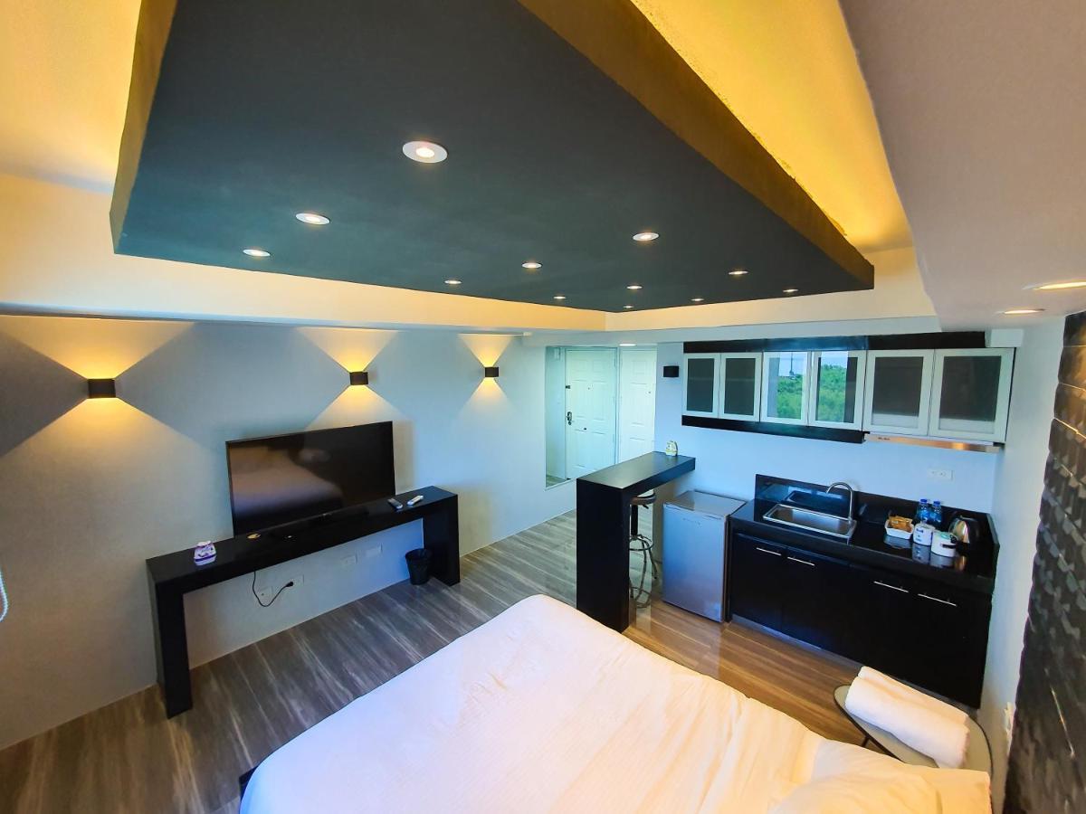 Burgundy Mckinley Place Service Apartment Манила Экстерьер фото