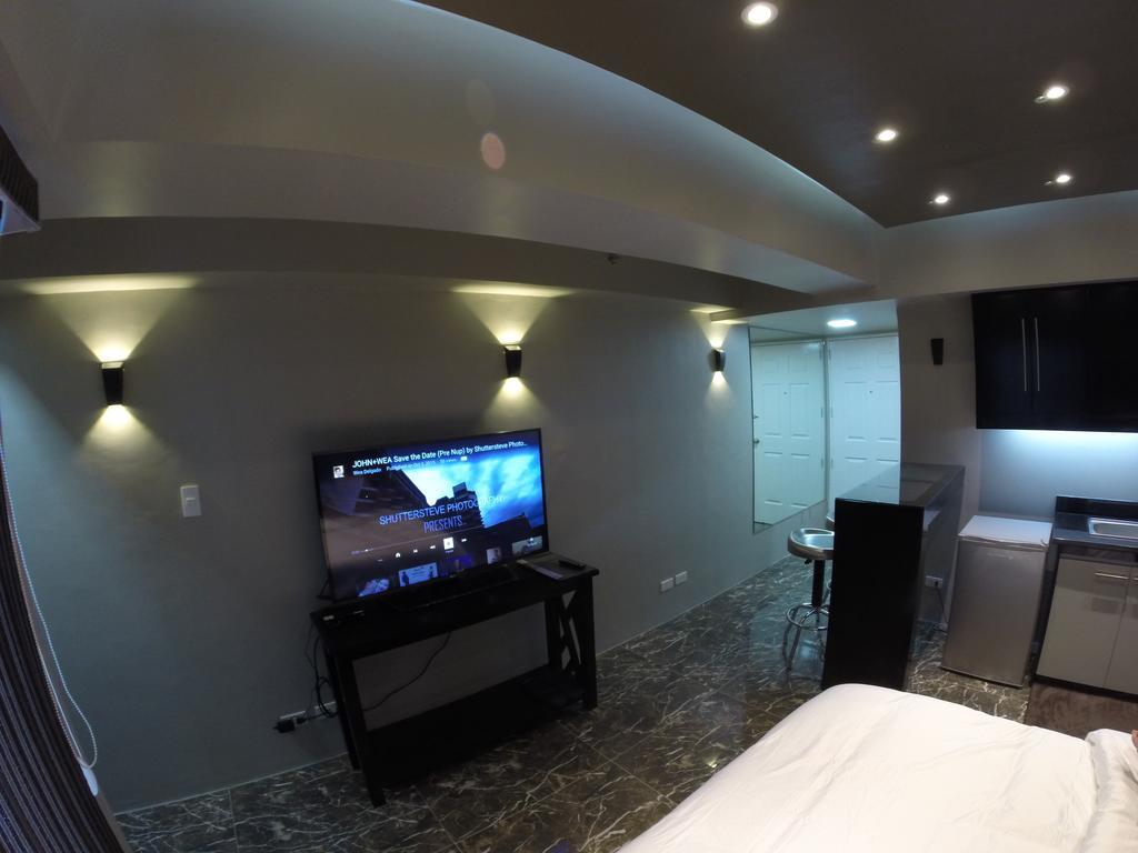 Burgundy Mckinley Place Service Apartment Манила Экстерьер фото
