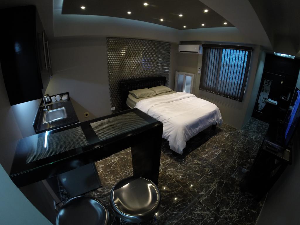 Burgundy Mckinley Place Service Apartment Манила Экстерьер фото