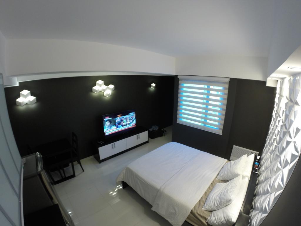 Burgundy Mckinley Place Service Apartment Манила Экстерьер фото