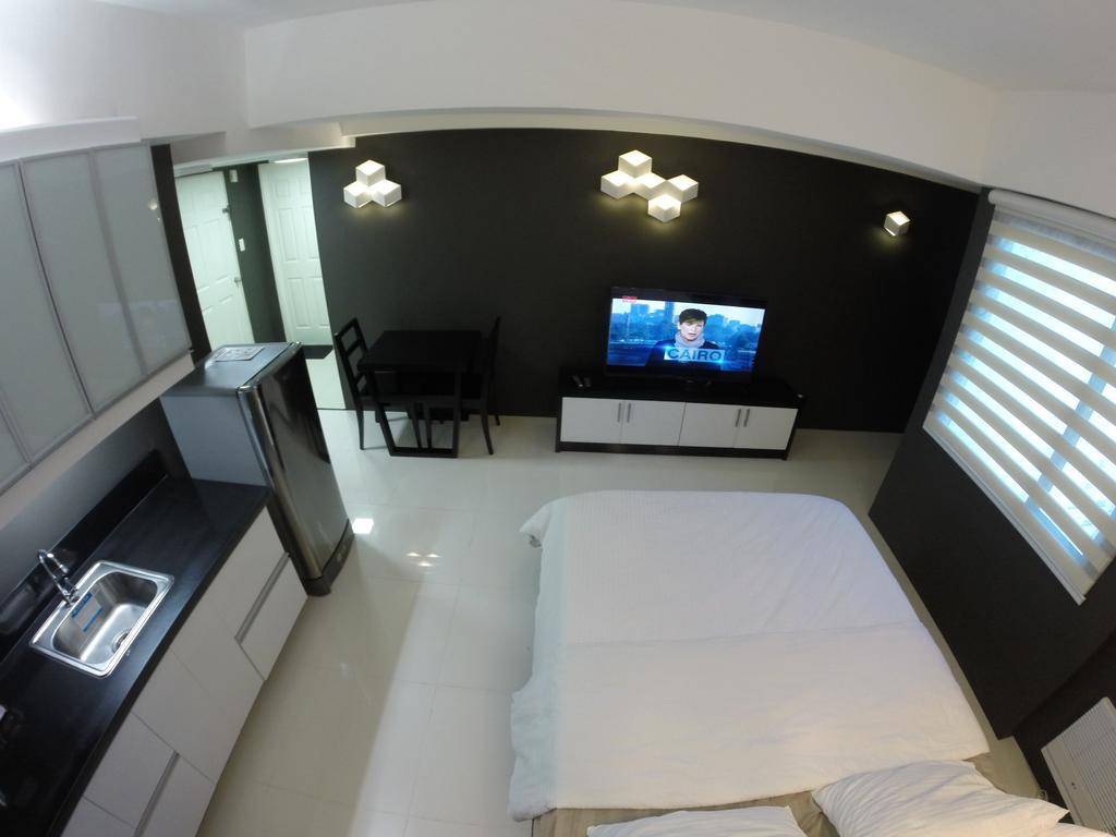 Burgundy Mckinley Place Service Apartment Манила Экстерьер фото