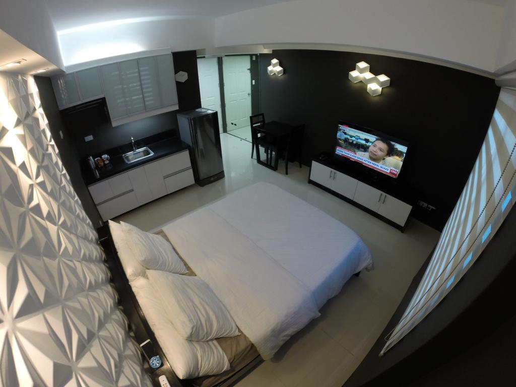 Burgundy Mckinley Place Service Apartment Манила Экстерьер фото
