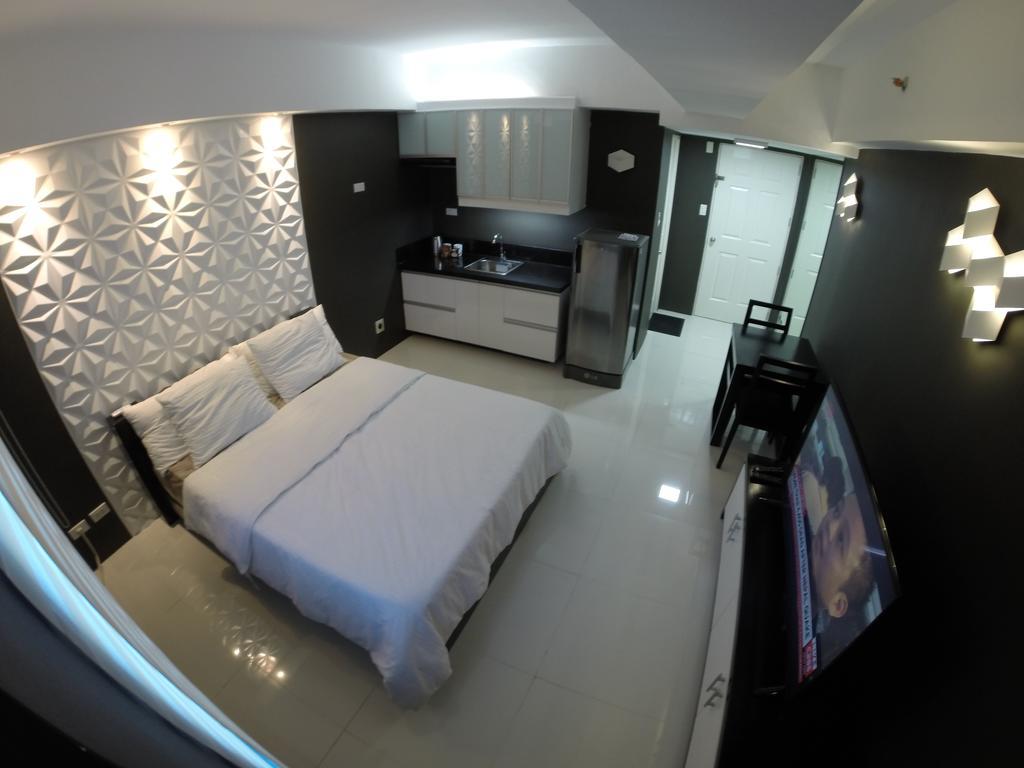 Burgundy Mckinley Place Service Apartment Манила Экстерьер фото