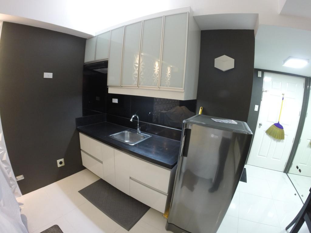 Burgundy Mckinley Place Service Apartment Манила Экстерьер фото