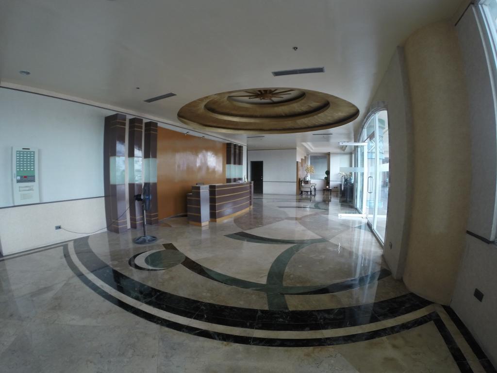 Burgundy Mckinley Place Service Apartment Манила Экстерьер фото