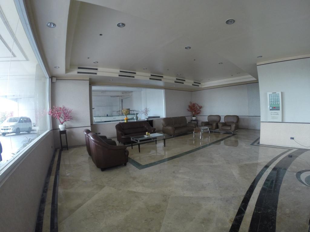 Burgundy Mckinley Place Service Apartment Манила Экстерьер фото