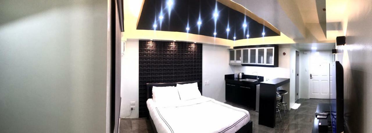 Burgundy Mckinley Place Service Apartment Манила Экстерьер фото